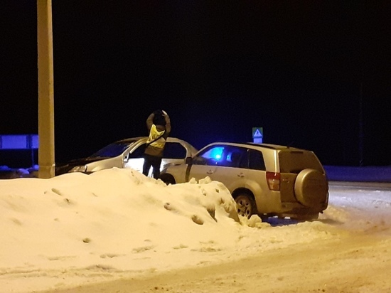 ДТП у деревни Середней — костромским спасателям пришлось разрезать заклинившую дверь авто