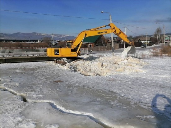 Грунтовые воды отводят из-под домов в читинском поселке Песчанке