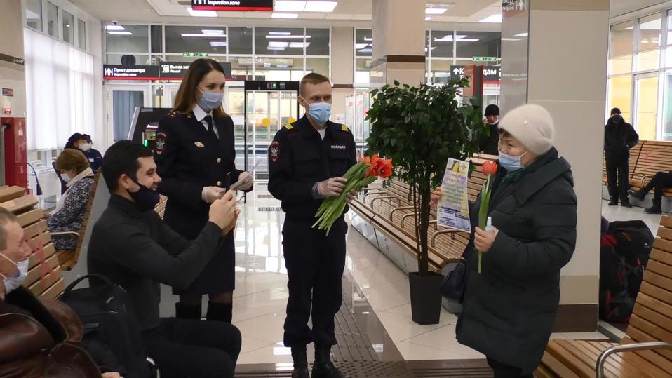 В Абакане оказавшихся на вокзале женщин поздравили танцами и подарками