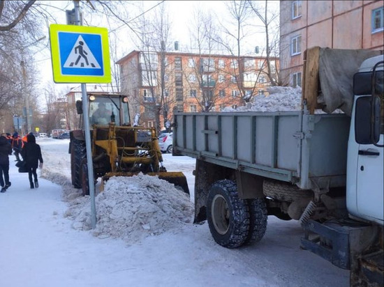 Коммунальщики очистили в Омске от снега 283 остановки