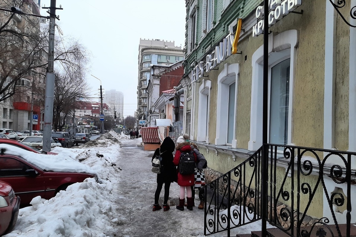 В Саратове сошедшая с крыши снежная лавина "заперла" жителей дома Новости Сарато