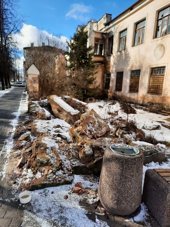 Здание бывшего детсада "Росток" в Пскове продолжает разрушаться