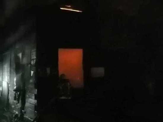 Двое погибших обнаружены при пожаре в деревянном доме в Хабаровске