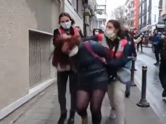 Полиция Турция использовала для жестоких задержаний своих сотрудниц: видео