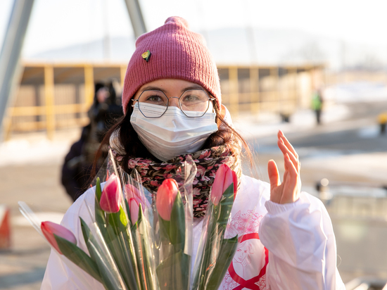 В аэропорту Южно-Сахалинска женщин 8 марта встречали с цветами