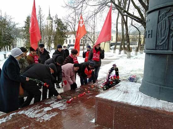 В день рождения Сталина калужане возложили цветы к памятнику Ленина