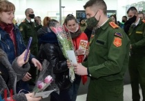 Донецкие курсанты поздравили женщин с 8 Марта