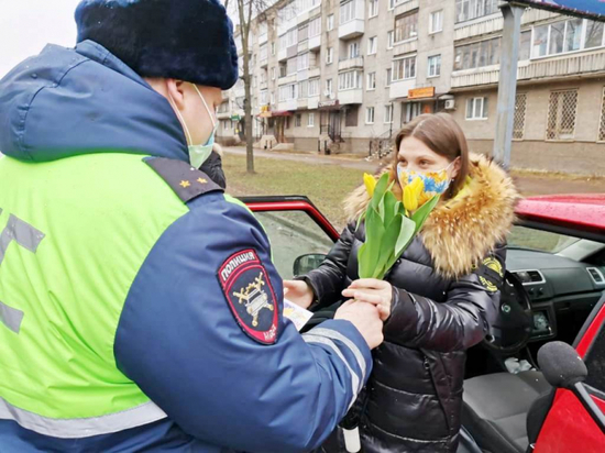 Великолукские полицейские подарили цветы женщинам-водителям