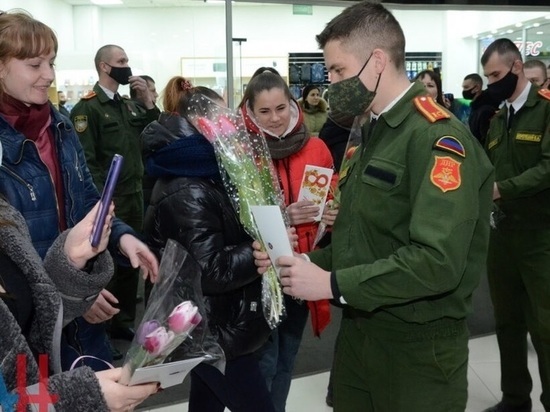 Донецкие курсанты поздравили женщин с 8 Марта