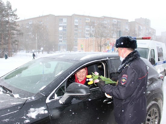 Сотрудники ГИБДД Удмуртии подарили цветы женщинам-водителям