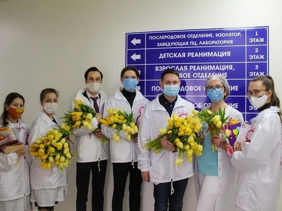 Врачам и пациенткам Перинатального цетра вручили цветы и поздравления с 8 марта