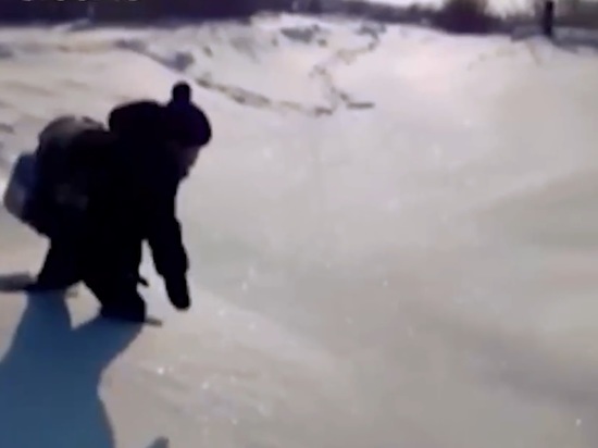 В селе под Новосибирском дети не могут попасть в школу: дороги замело