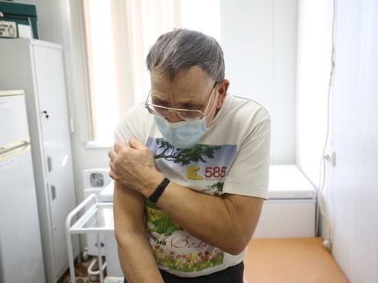 Более 400 пожилых жителей в Волгоградской области привезли на вакцинацию