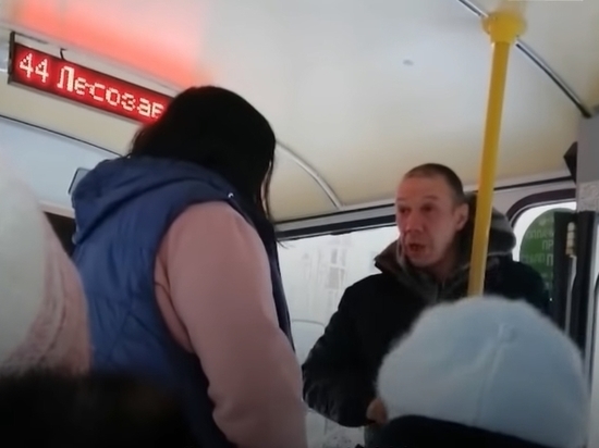 В Архангельске пассажир автобуса устроил драку с женщиной-кондуктором