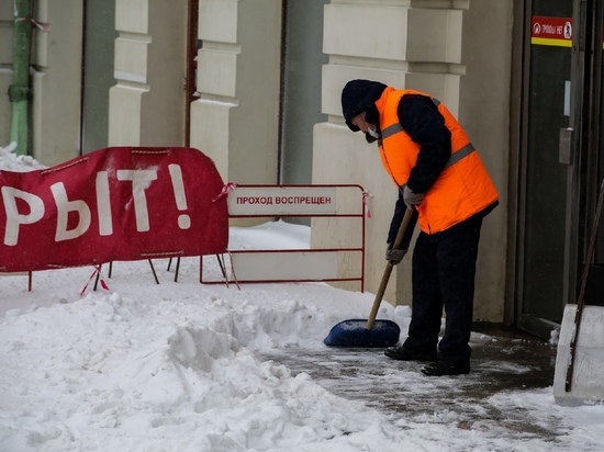 Новосибирский губернатор поручил чиновникам разобраться с вывозом снега с улиц