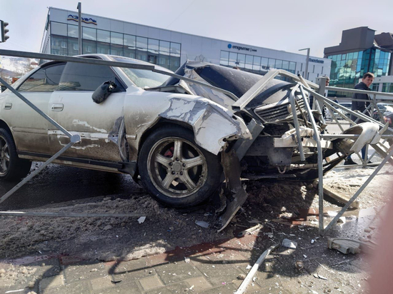 На оживленной улице Южно-Сахалинска автомобиль врезался в забор
