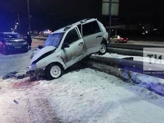 В Челнах пассажир легковушки оказался зажат в авто после ДТП с внедорожником