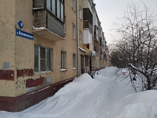 Кемеровчане неделю не могут добиться уборки снежной кучи с пешеходной дорожки