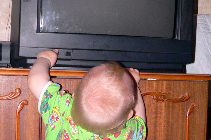 На группу упал телевизор. Упал телевизор. Телевизор падает на ребенка. На ребёнка упал телевизоо. Падение телевизионных тумб на ребенка.