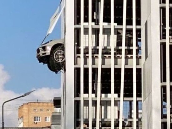 В Москве внедорожник вывалился из паркинга, пробив стену