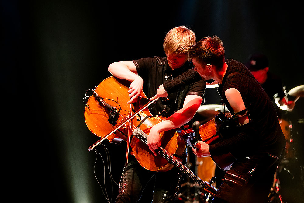 Рок хиты на виолончелях москва. Фестиваль виолончелистов в Латвии. Rockcellos картинки. Группа кино на виолончели.