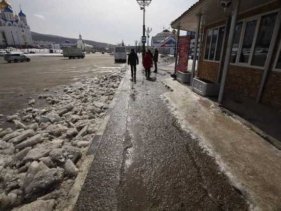 В Южно-Сахалинске убрать гололед с улицы пообещали за неделю