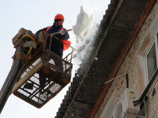 В Хабаровске крыши чистят от снега и сосулек