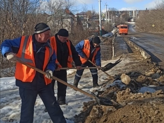 Дорожные службы Мичуринска продолжают очищать город от снега и льда