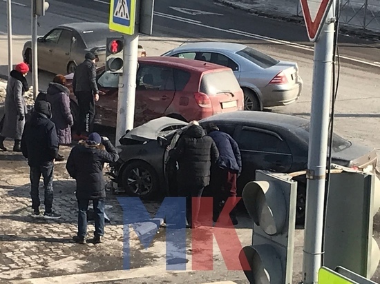 Две машины врезались в светофоры возле остановки «Музей Сурикова» в Красноярске