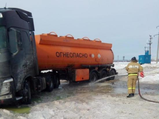 Неуклюжий бензовоз врезался в опору АЗС под Новосибирском