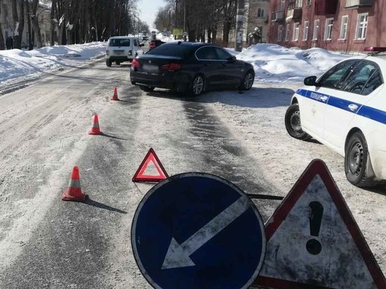 В Кинешме под колеса БМВ попала женщина, а в Иванове мужчину сбил водитель "Форда"