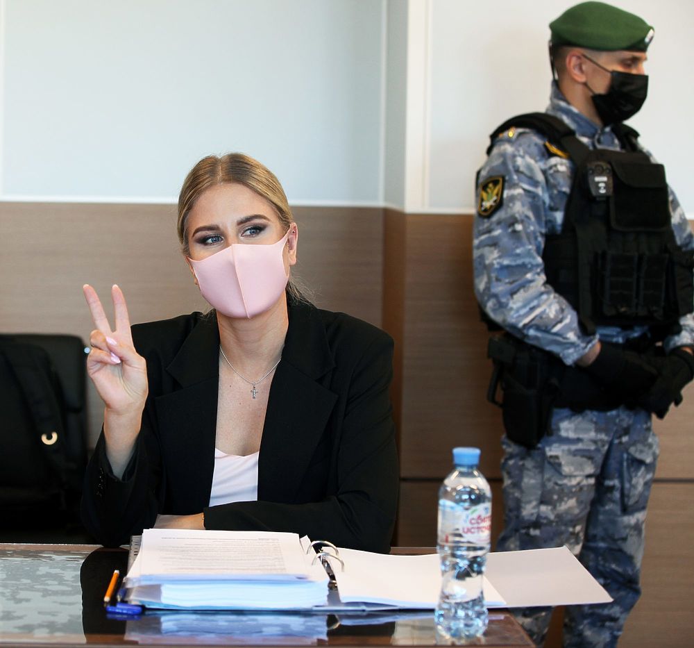 Любовь Соболь пришла в суд в розовой маске: кадры оппозиционерки