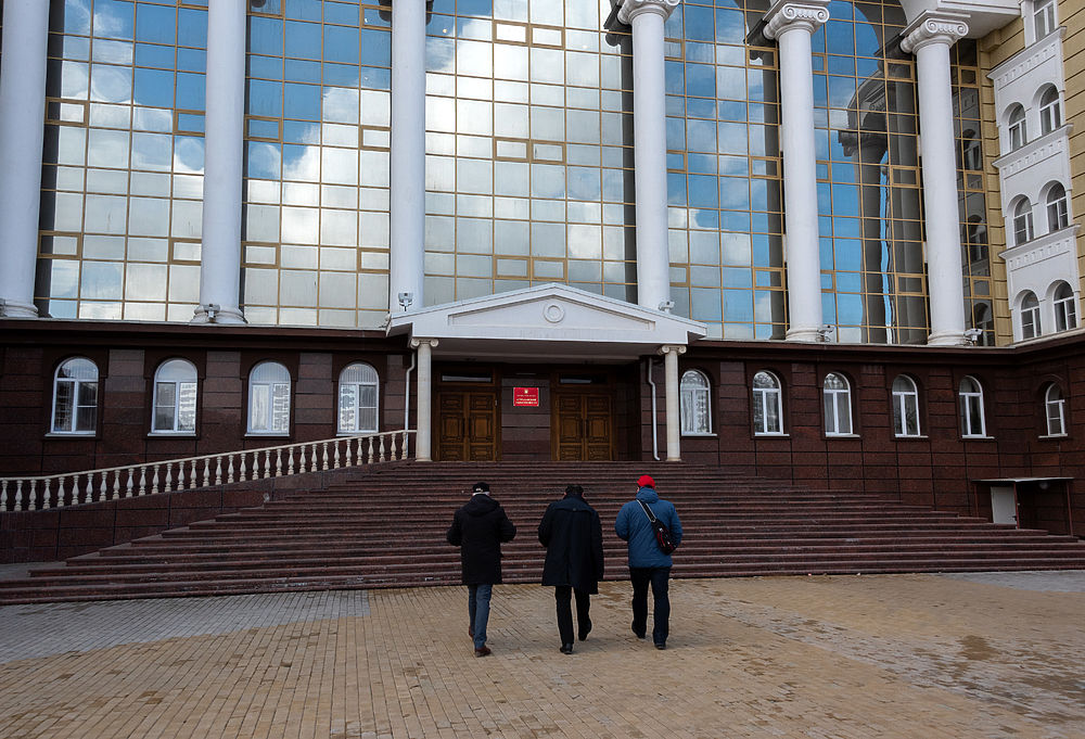Люди аплодировали в суде стоя: фоторепортаж с заседания по делу Белякова 