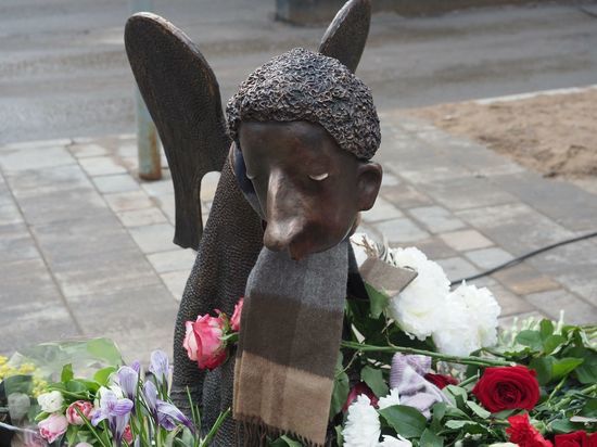 Печальный Ангел работы петербургского скульптора Романа Шустрова все же приземлился на скамейку на набережной реки Карповки.