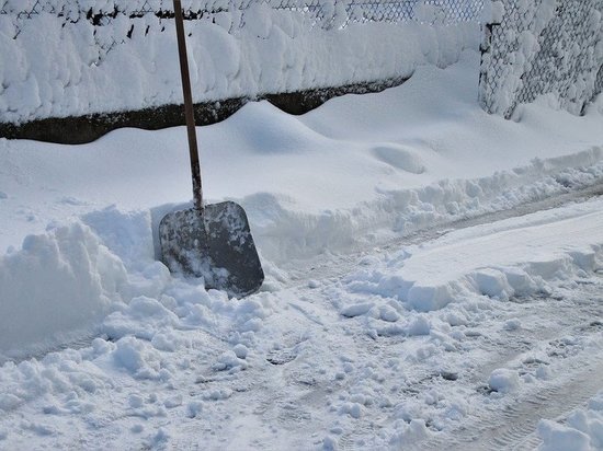 Жителям Соль-Илецка приходится самостоятельно очищать дороги от снега