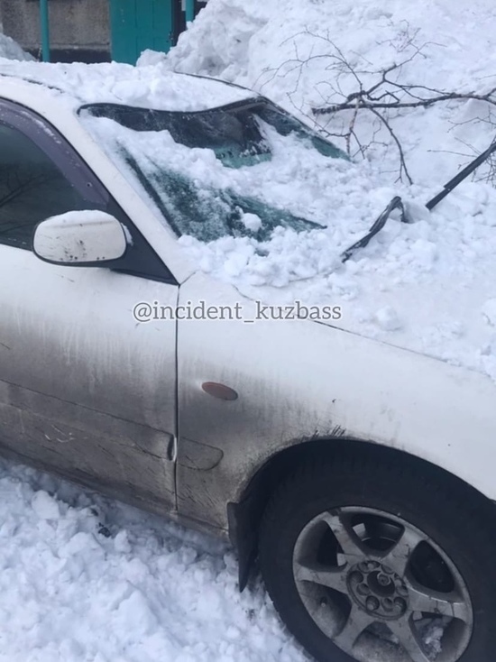 Упавшая с крыши снежная глыба раздавила иномарку в кузбасском городе