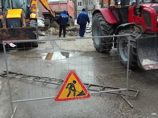 Коммунальная авария оставила без воды и тепла жилые дома в центре Саратова