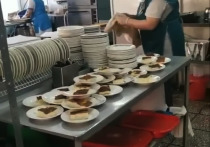 На видео сотрудники столовой поставили тарелки с отходами на раздаточный стол