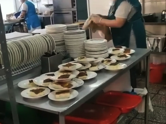Учительница красноярской школы заподозрила поваров в кормлении детей отходами
