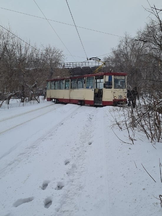 В Челябинске сильный снегопад спровоцировал девятибалльные пробки