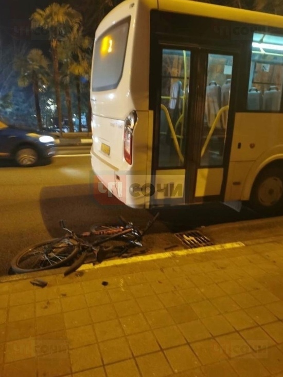 В Сочи велосипедист столкнулся с автобусом