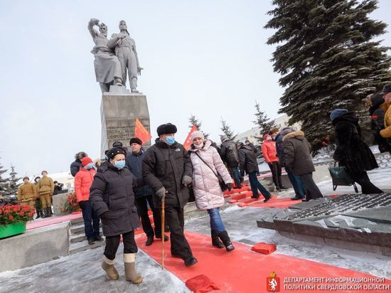 В Екатеринбурге возложили цветы в День Уральского добровольческого танкового корпуса
