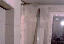 С упрямым жильцом из Бутырского района Москвы, который уже третий год отказывается восстановить в своей квартире разрушенную несущую стену,  пришлось иметь дело сотрудникам Мосжилинспекции
