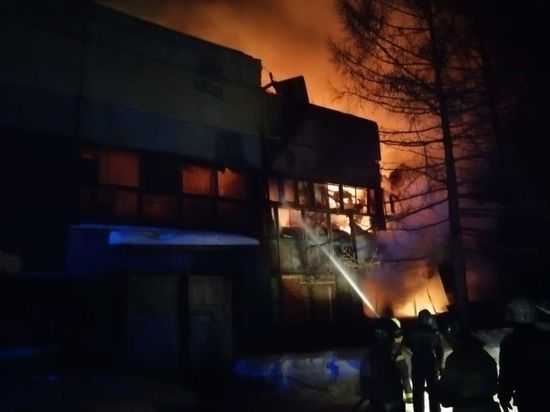 Пожарные потушили в Омске пожар на крупном складе