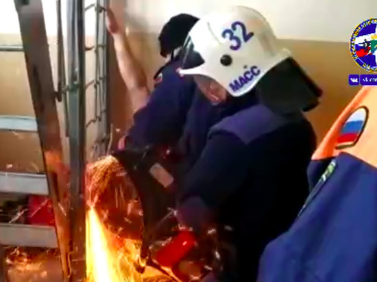 В Новосибирске голый мужчина хотел поспать на чердаке, но застрял на лестнице