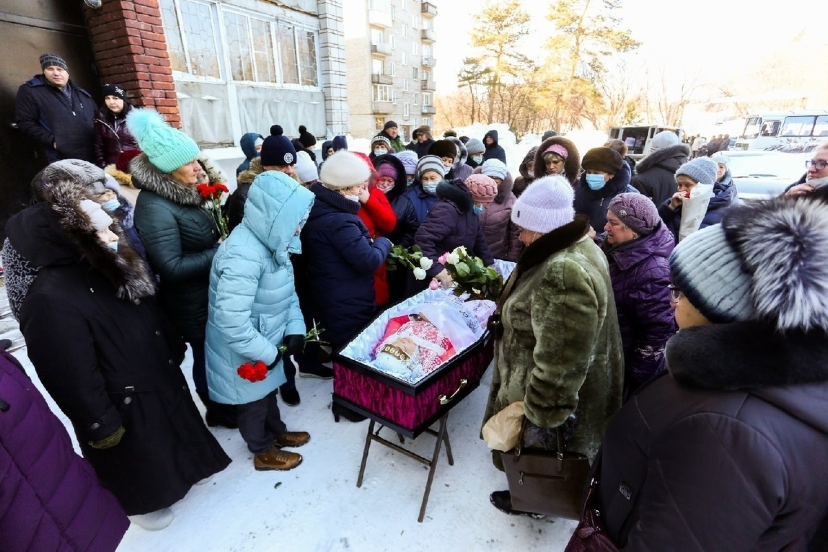 Убитая новосибирск. Простились с новосибирцами. Похороны детей Чкаловский район.