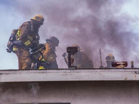 В доме на улице Крупской в Смоленске загорелся мусор
