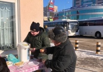 Блинами кормили пассажиров автобусов в Серпухове