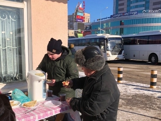 Блинами кормили пассажиров автобусов в Серпухове