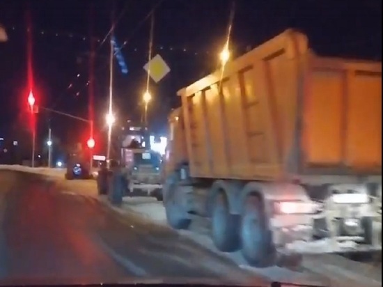 В Ярославле заметили колонну снегоуборочной техники со спящими водителями